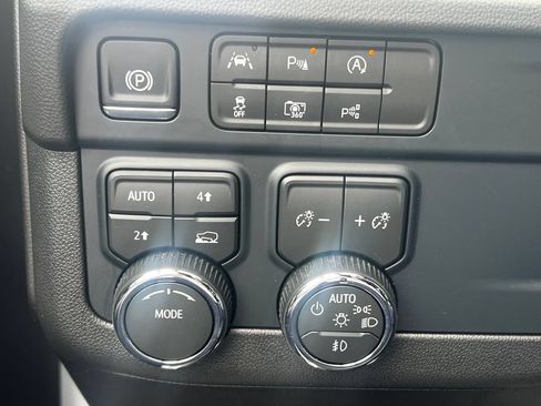 Used 2026 Chevrolet Suburban LT w/ Comfort Package AWD/4WD image 13