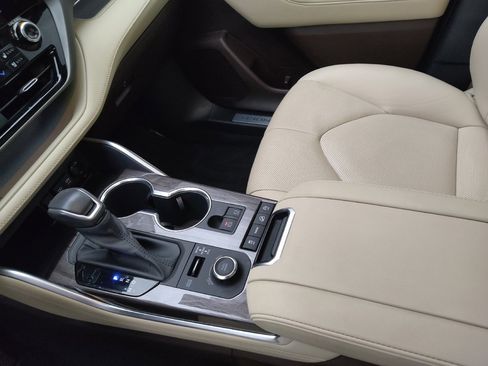 Used 2020 Toyota Highlander Limited image 26