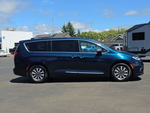 Used 2023 Chrysler Pacifica Limited FWD image 7