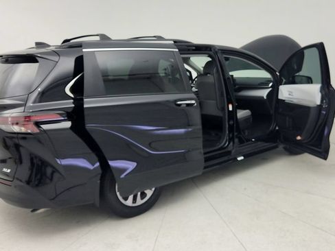 Used 2026 Toyota Sienna XLE FWD image 13