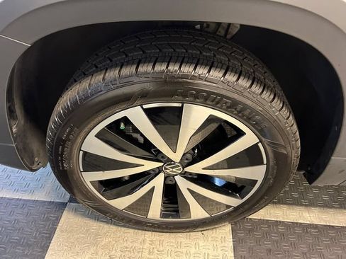 Certified 2022 Volkswagen Taos SE FWD image 8