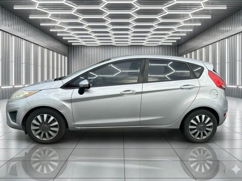 Used 2013 Ford Fiesta SE FWD image 2
