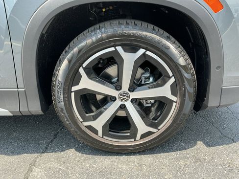 Certified 2025 Volkswagen Tiguan SE image 25