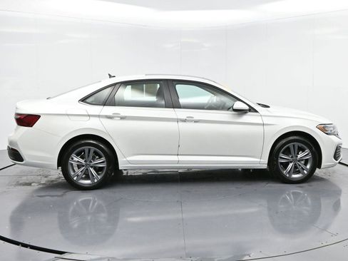 Used 2023 Volkswagen Jetta SE image 8