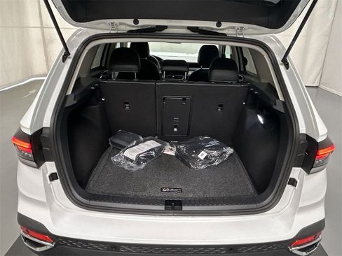 Certified 2025 Volkswagen Taos SEL image 4