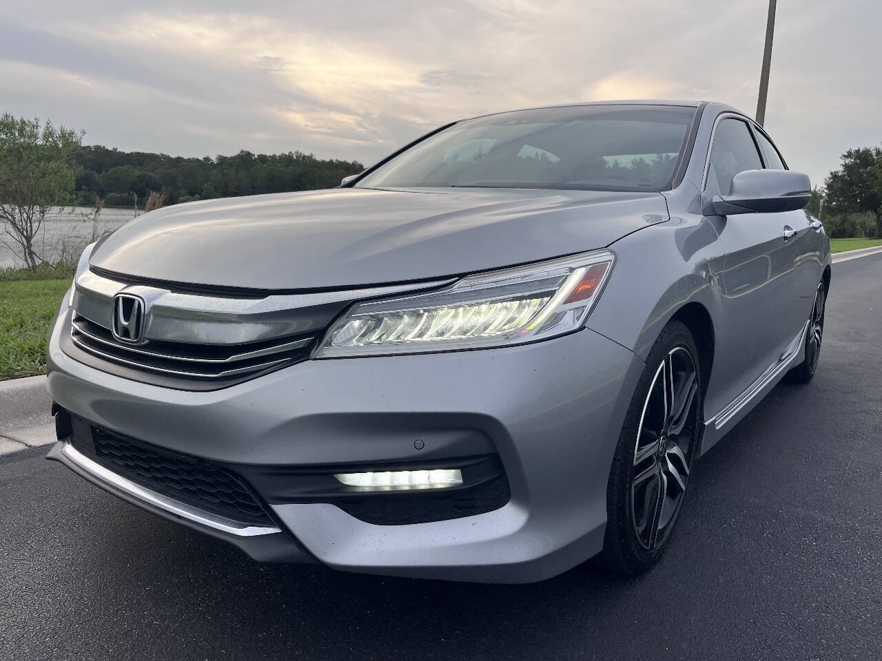 Used 2017 Honda Accord Touring image 1