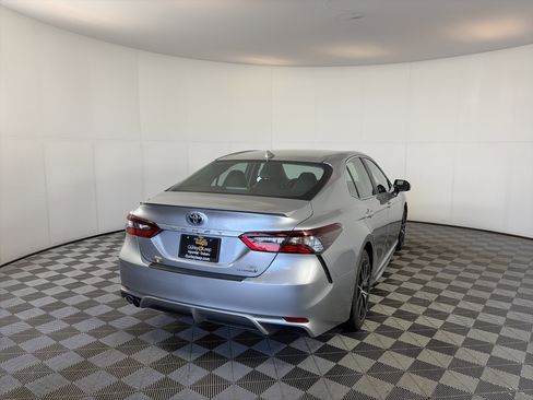 Used 2021 Toyota Camry SE image 10