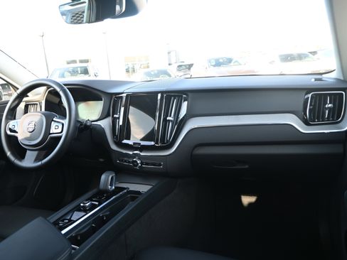 Used 2025 Volvo XC60 B5 Plus image 17