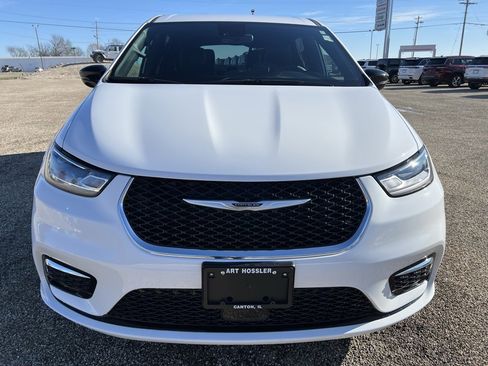 Used 2025 Chrysler Pacifica Select image 8