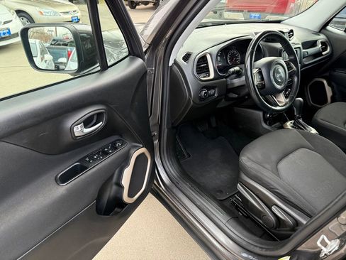 Used 2016 Jeep Renegade Latitude image 10