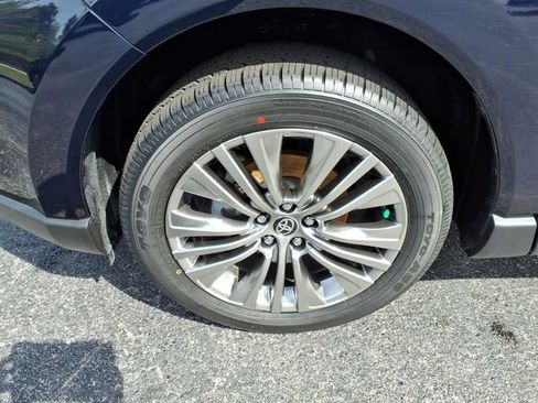 Used 2024 Toyota Venza XLE image 4