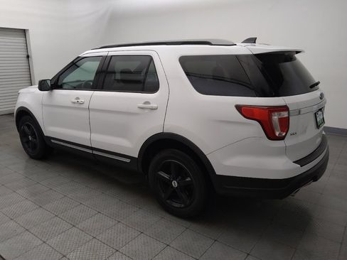 Used 2018 Ford Explorer XLT FWD image 3