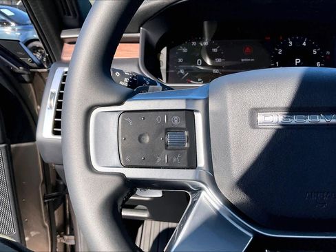 Used 2025 Land Rover Discovery Dynamic SE image 21