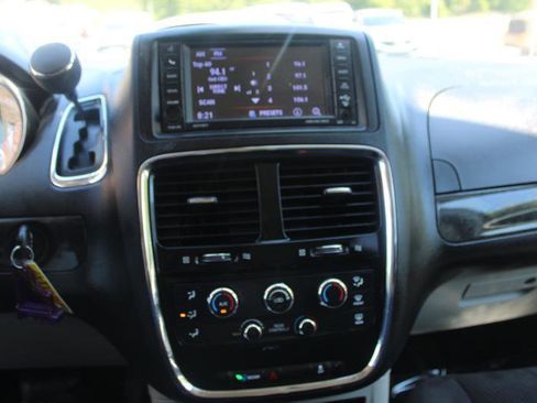 Used 2020 Dodge Grand Caravan SE FWD image 14