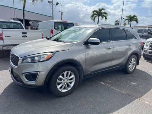 Used 2017 Kia Sorento LX w/ LX Convenience Package image 3