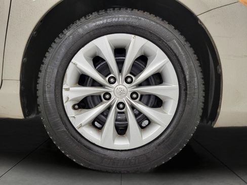 Used 2016 Toyota Camry LE image 4