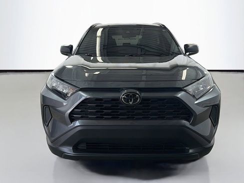 Used 2019 Toyota RAV4 LE AWD/4WD image 2