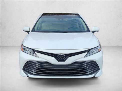 Used 2018 Toyota Camry XLE image 2