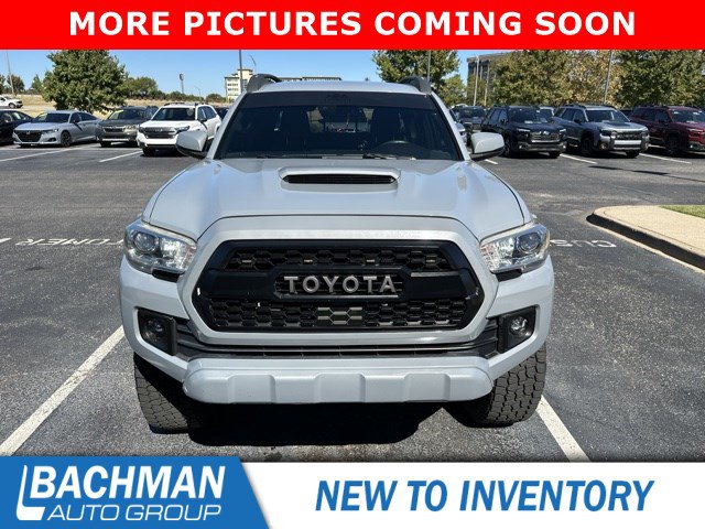 Used 2018 Toyota Tacoma TRD Sport AWD/4WD image 3