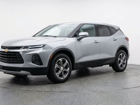 Used 2025 Chevrolet Blazer LT FWD image 3