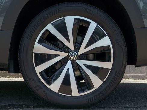 Used 2023 Volkswagen Taos SE w/ Panoramic Sunroof Package AWD/4WD image 13