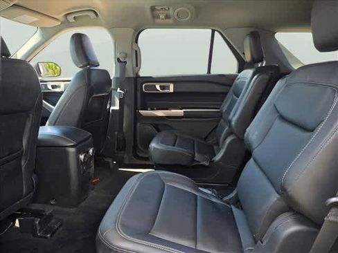 Used 2022 Ford Explorer XLT w/ Equipment Group 202A AWD/4WD image 18