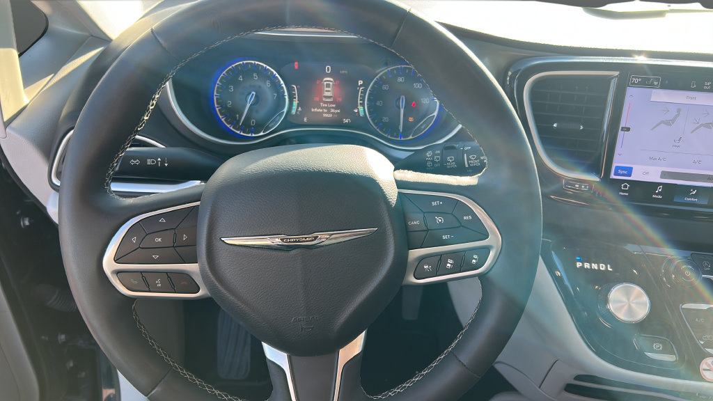 Used 2024 Chrysler Pacifica Touring-L FWD image 12