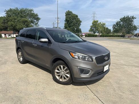 Used 2017 Kia Sorento AWD image 2