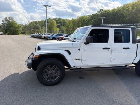 Used 2024 Jeep Gladiator Sport AWD/4WD image 9