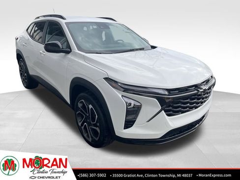 Used 2024 Chevrolet Trax RS w/ Driver Confidence Package image 2