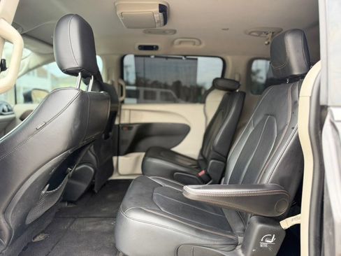 Used 2018 Chrysler Pacifica Touring-L FWD image 10