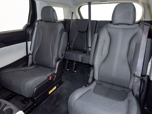 Certified 2023 Kia Carnival LX FWD image 24