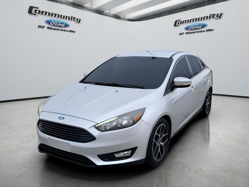 Used 2017 Ford Focus SE image 1