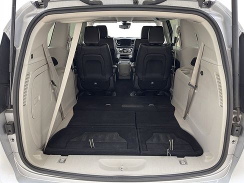Used 2024 Chrysler Pacifica Select image 6
