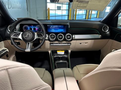 New 2025 Mercedes-Benz GLB 250 4MATIC image 6
