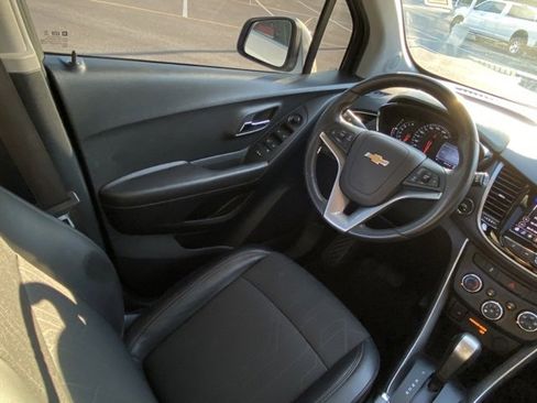 Used 2020 Chevrolet Trax LT w/ LT Convenience Package image 21