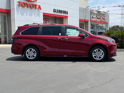 New 2026 Toyota Sienna XLE FWD image 12