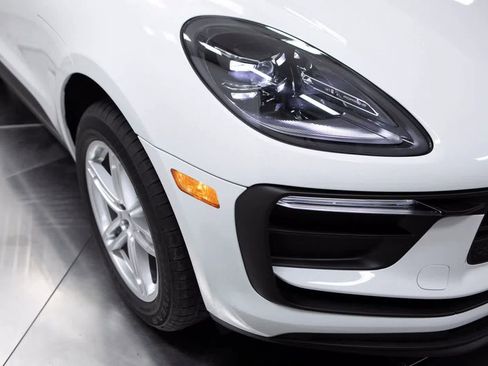 Certified 2025 Porsche Macan AWD/4WD image 12