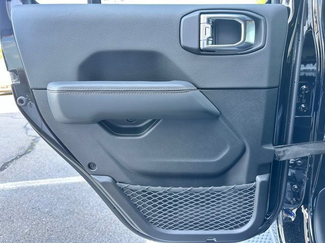 New 2025 Jeep Wrangler Unlimited Sahara AWD/4WD image 24