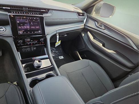 New 2025 Jeep Grand Cherokee Laredo image 12