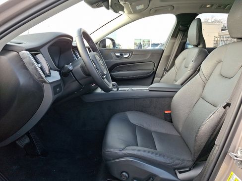 Used 2025 Volvo XC60 B5 Plus image 13