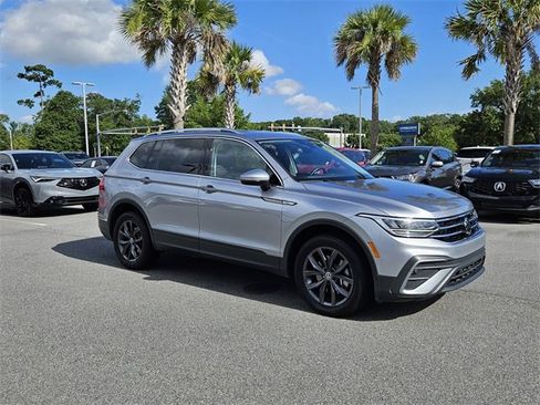 Used 2024 Volkswagen Tiguan SE image 2