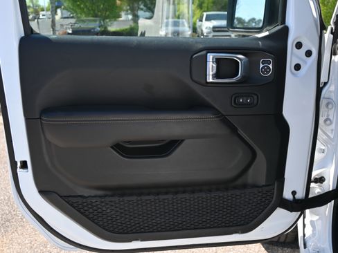 Used 2025 Jeep Wrangler Sahara w/ Safety Group image 29