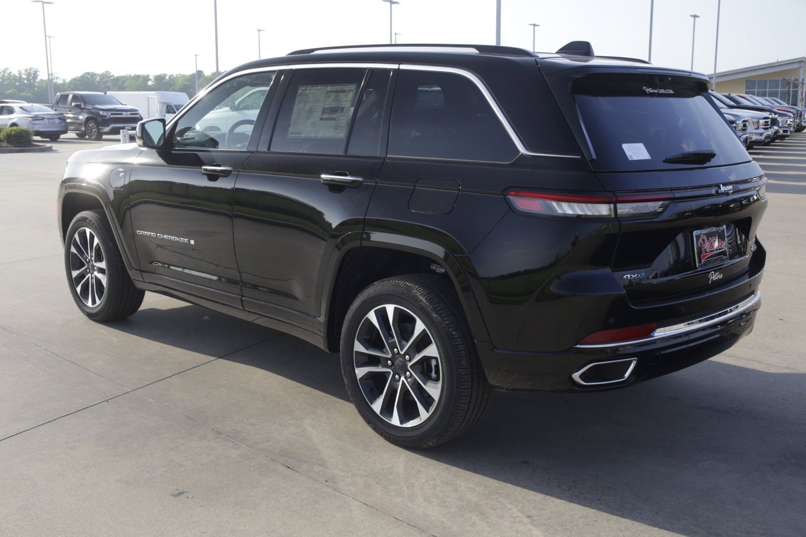 New 2022 Jeep Grand Cherokee Overland w/ Luxury Tech Group IV AWD/4WD image 5