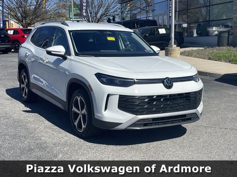 Used 2025 Volkswagen Tiguan SE image 1