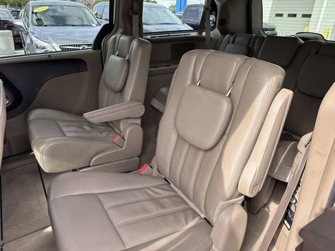 Used 2013 Chrysler Town & Country Touring image 15