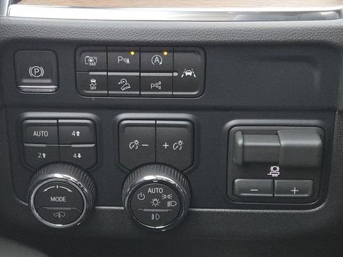 New 2026 Chevrolet Suburban High Country image 14