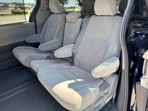 Used 2017 Toyota Sienna LE FWD image 3