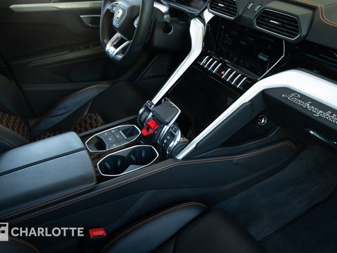 Used 2021 Lamborghini Urus AWD/4WD image 32