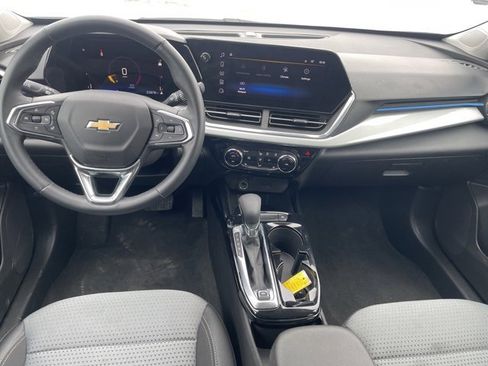 Used 2025 Chevrolet Trax LT w/ LT Convenience Package image 3